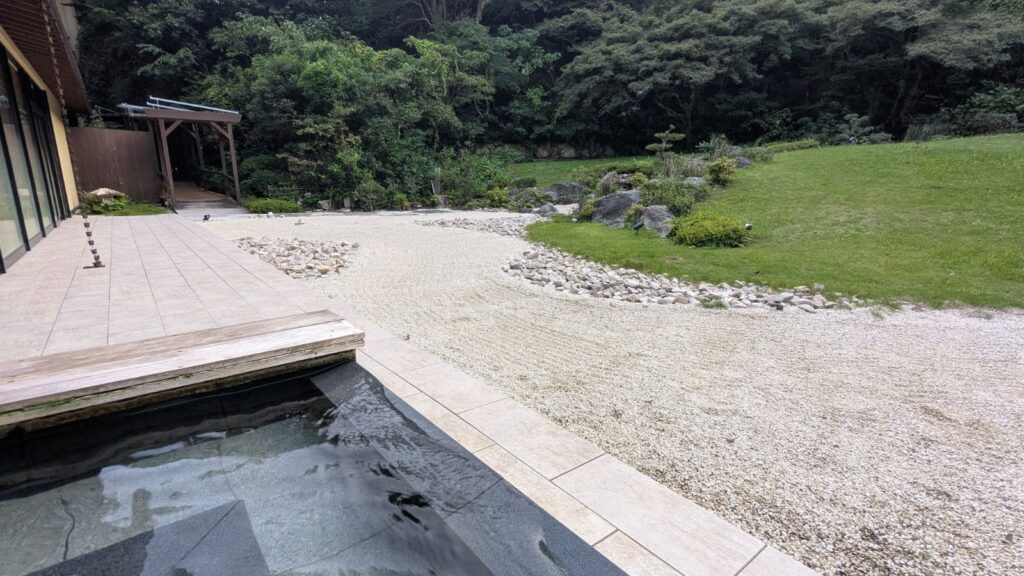 大江戸温泉物語Premium 白浜御苑 中庭（足湯）