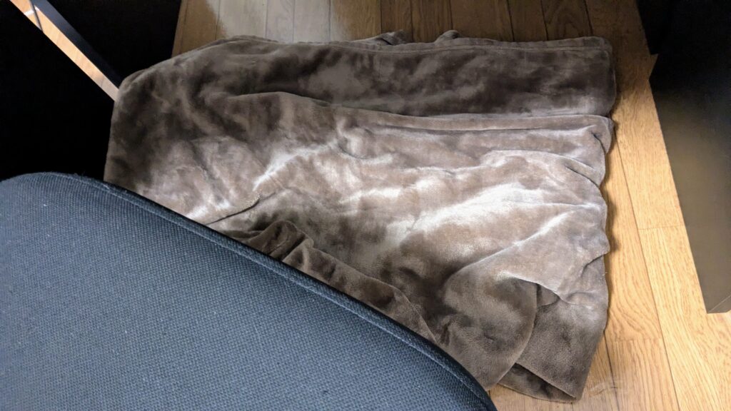 冬の朝活6銃士：足元に敷く毛布